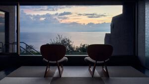 房间内设有两把椅子，可欣赏海景