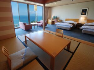 榻榻米客房，配有双床和海景