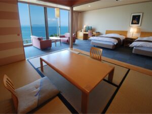 带两张床和海景休息区的榻榻米客房