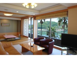 大窗边的榻榻米休息区和椅子