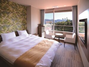 双床位于椅子和阳台窗旁