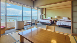 海景榻榻米房里的双人床