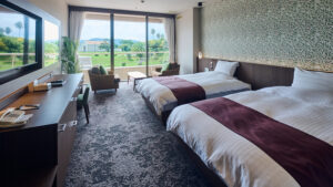 带窗边座位区的客房双床