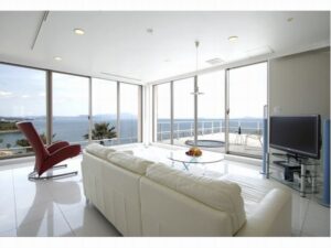 海景窗边的白色沙发和红色椅子