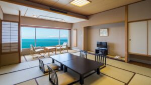 带矮桌和海景的榻榻米客房
