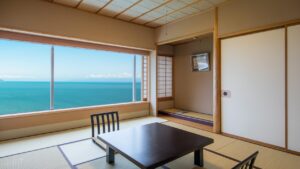 设有矮桌并可欣赏海景的榻榻米客房