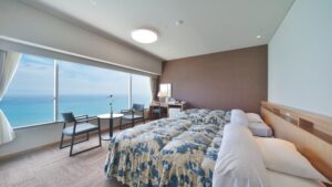 大幅海景窗旁的双床