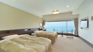 面向海景窗户的客房双床