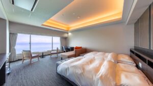 面向海景窗户的客房双床