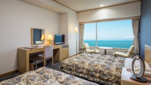 带海景休息区的双床房