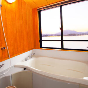 湖と山を望む窓辺の専用浴槽