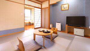 低いテーブルと座布団のある畳の部屋