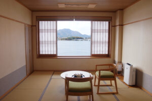 テーブルと湖を望む窓のある畳の部屋