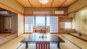 Chambre en tatami avec table basse et chaises près de la fenêtre