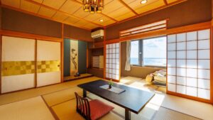 Chambre en tatami avec table basse et coussins de sol