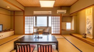 Chambre en tatami avec table basse et sièges près de la fenêtre