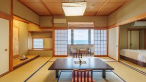 Chambre en tatami avec table basse, chaises et espace lit