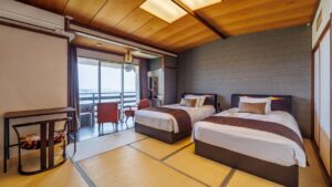 Lits jumeaux dans une chambre d’hôtes en tatami