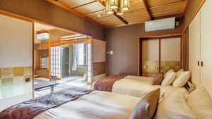 Lits jumeaux dans une chambre traditionnelle de style japonais