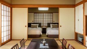Deux lits dans une chambre en tatami avec table basse