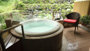 带座椅和花园景观的私人圆形露天浴池