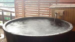 注满热水的圆形木质露天浴池