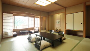 带矮桌和和式座椅的榻榻米房间