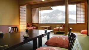 铺有榻榻米的客房，配有矮桌、坐垫和椅子