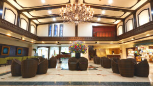 シャンデリアとラウンジスペースのあるホテルロビー
