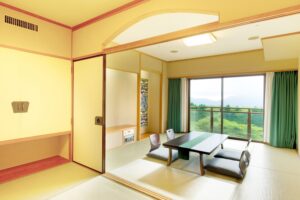 低いテーブルと座椅子のある畳の部屋