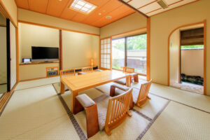 ローテーブルと座椅子のある畳の部屋