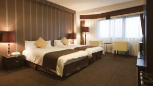 客室の窓際に並ぶ2台のベッド