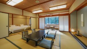 带有矮桌、椅子和床铺区域的榻榻米客房