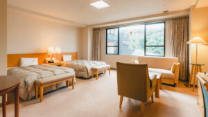 客房内的双床和休息区