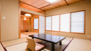 低いテーブルと座椅子のある畳の部屋