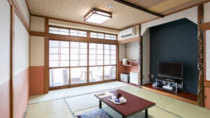 Chambre en tatami avec table basse et chaises près de la fenêtre