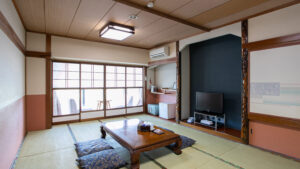 Chambre en tatami avec table basse et coussins de sol