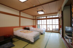 Chambre en tatami avec deux lits jumeaux près de la fenêtre