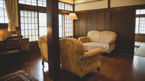 Zona de estar con sofá y sillón en una habitación tradicional