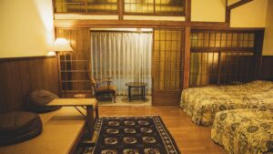 Dos camas individuales y zona de estar con tatami en la habitación