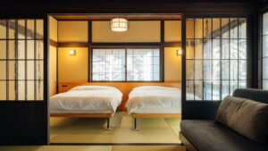 Dos camas en una habitación de tatami vistas más allá de un sofá