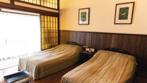 Dos camas individuales en una habitación tradicional de ryokan
