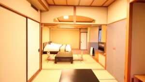 低いテーブルと座布団のある畳の客室