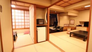 低いテーブルと椅子のある畳の客室