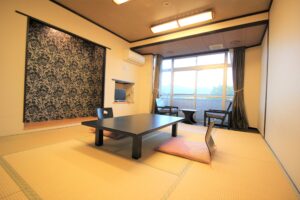 ローテーブルと座椅子のある畳の部屋