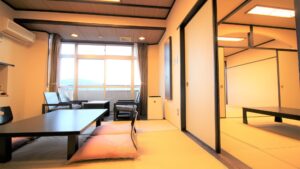 ローテーブルと座布団のある畳の部屋