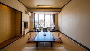 ローテーブルと座布団のある畳の部屋