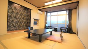 ローテーブルと窓際の席がある畳の部屋
