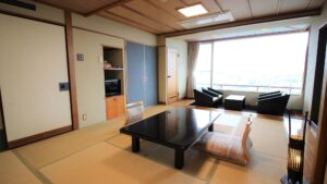 ローテーブルと窓際の座席がある畳の部屋