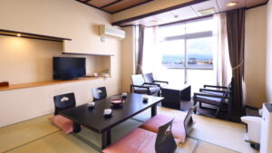 ローテーブル、座椅子、窓際の席がある畳の客室